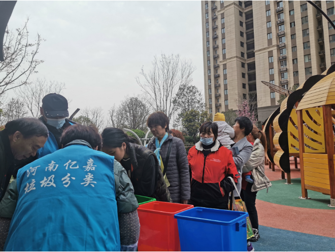 郑州市管城回族区：分类垃圾四只桶，红蓝黄绿各不同