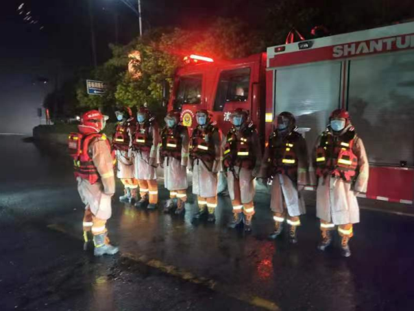 以战代训！巩义市消防救援大队开展夜间水域救援拉动